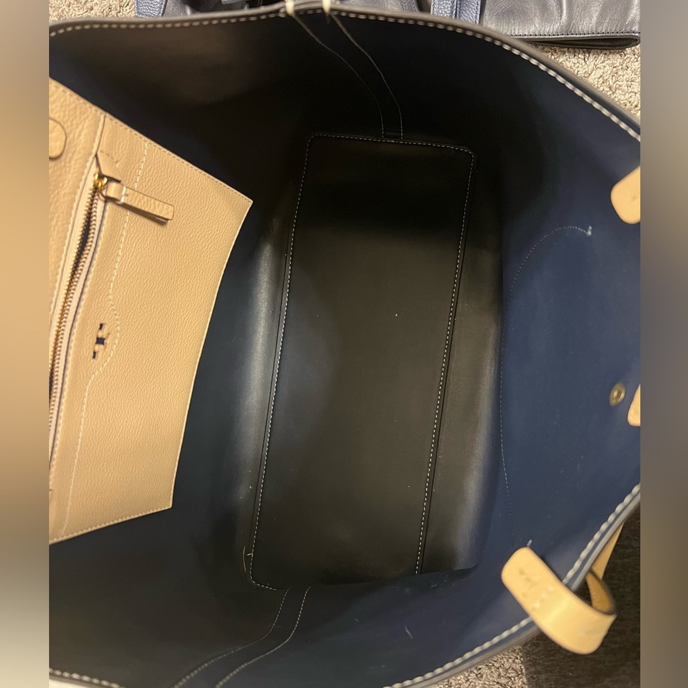 Tory Burch Large Beige Tote. Excellent Condition and comes with duster. - Picture 5 of 5